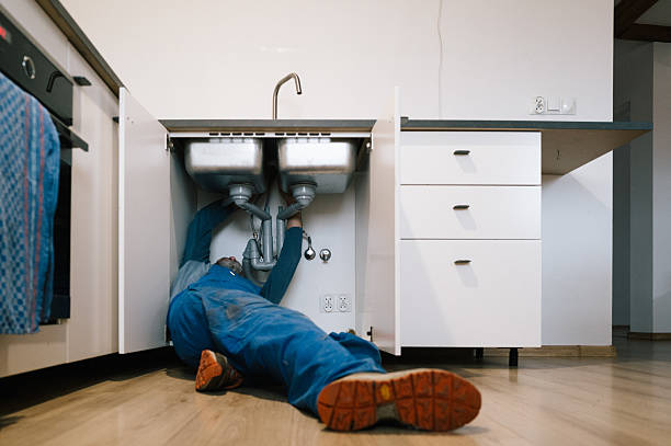 Professional Leak Detection technician working in Riverton, IL